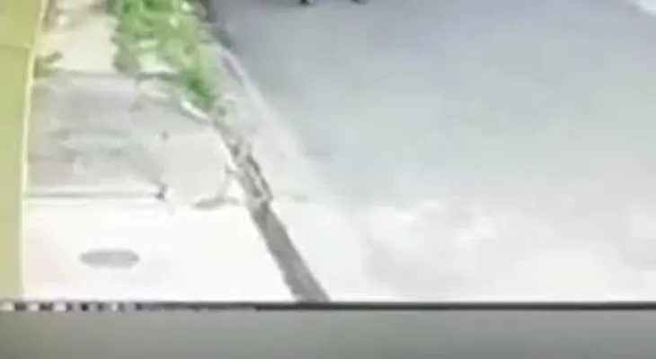 Atracan mujer junto a una niña