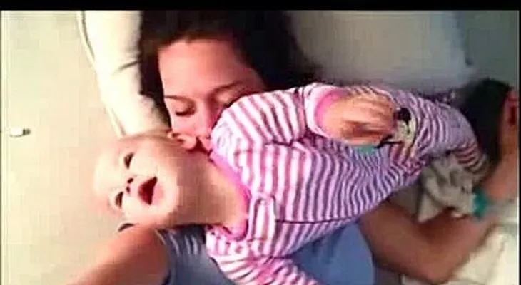 Conmovedor video de bebé no deja dormir a su madre