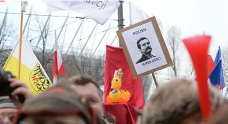Polacos protestan contra gobierno; defienden a Walesa