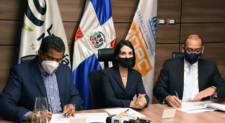 Primera Dama sirve de Madrina en acuerdo firmado entre el MOPC y Lotería Nacional para construir viviendas sociales en LMF