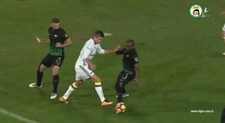 Van Persie casi pierde un ojo por un codazo