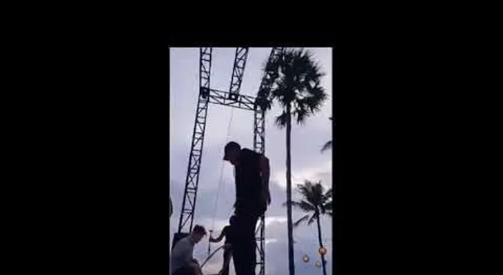 FUERTES IMAGENES: Una acróbata se rompe el cuello en plena actuación en Bali 