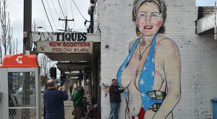 Mural de Hillary Clinton en Melbourne: de 'casi desnuda' a estar cubierta con una burka