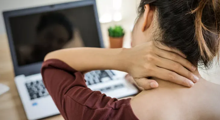 Cinco estiramientos para proteger el cuello del daño de la mala postura y las pantallas