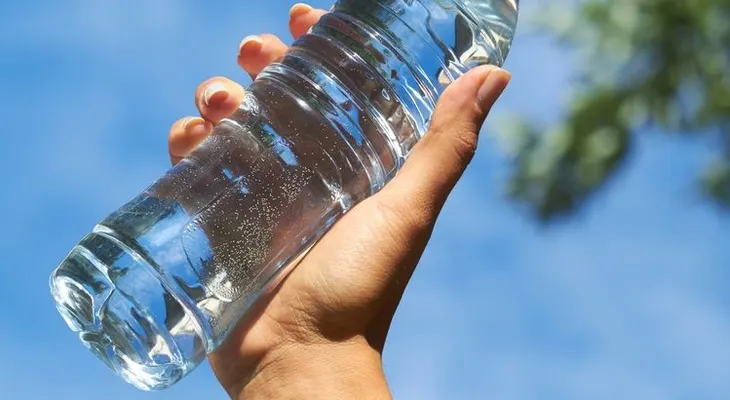 5 razones para no tomar agua embotellada