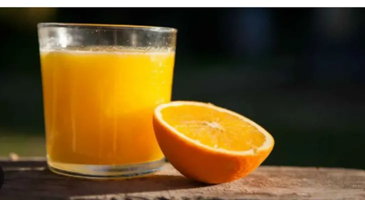 Expertos recomiendan comer la naranja entera, no en jugo