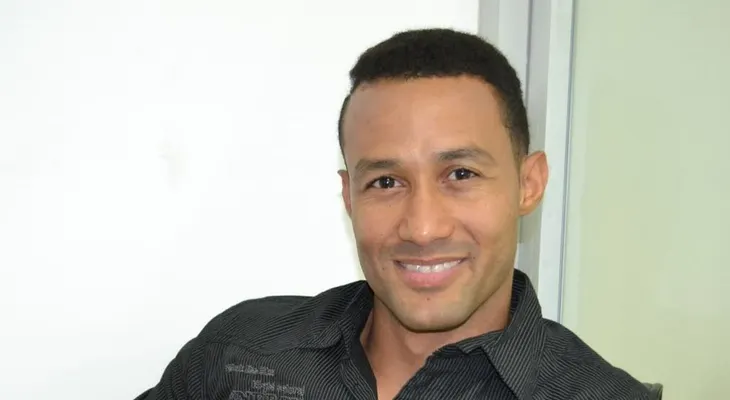 Santo Domingo de Fiesta recibe desde Rusia al músico dominicano Carlos Mánuel 