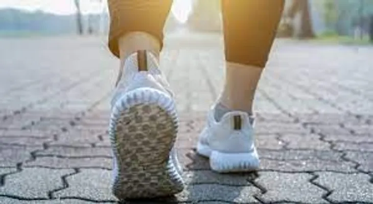 Caminar hacia atrás tienes increíbles beneficios para la salud 