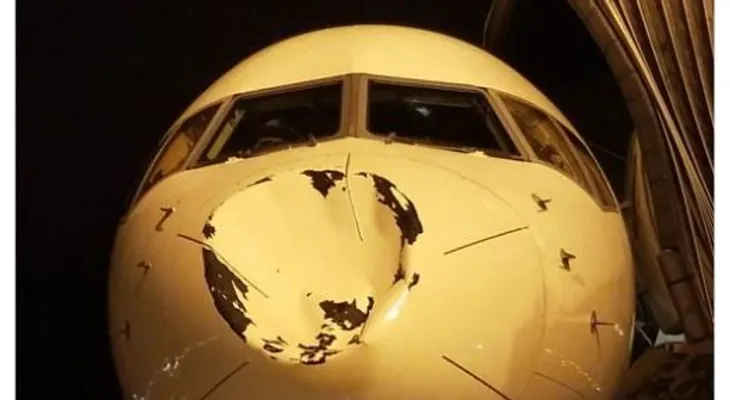 Un avión con estrellas de la NBA choca de frente con un ovni 