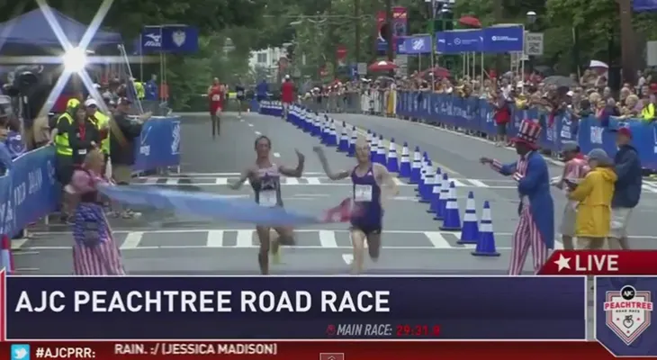 Video: Insólita derrota de un atleta que celebró el triunfo antes de tiempo