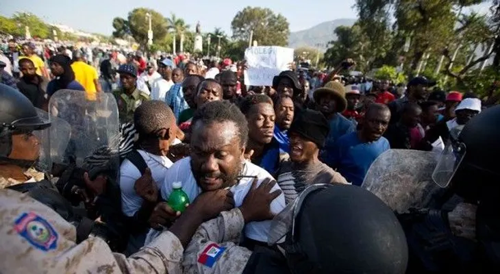 Dimite el primer ministro haitiano; sigue crisis electoral