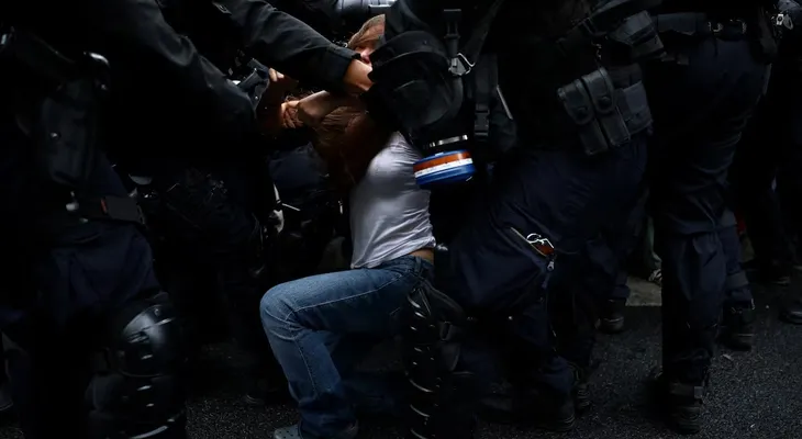 Lecornu niega que la policía tenga orden de enfrentar a estudiantes y Gobierno suspende granadas aturdidoras en Francia