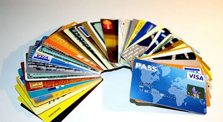 La maldición del siglo: ¿Quién inventó las tarjetas de crédito?