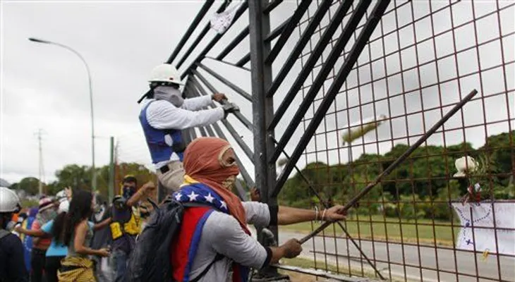 Manifestantes derriban cerca de base aérea en Venezuela 