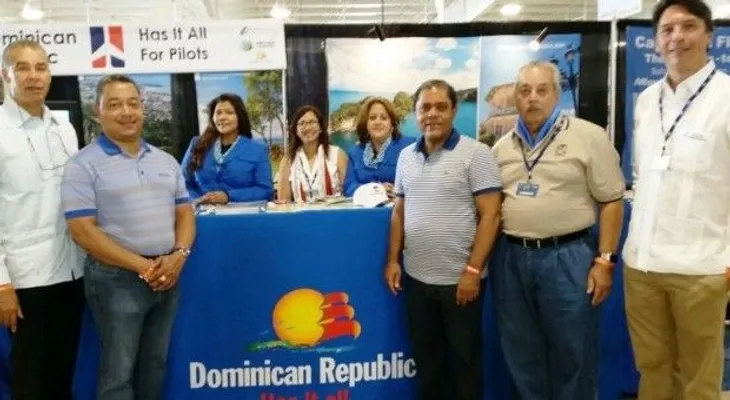 RD con stand en feria de aviación en Estados Unidos