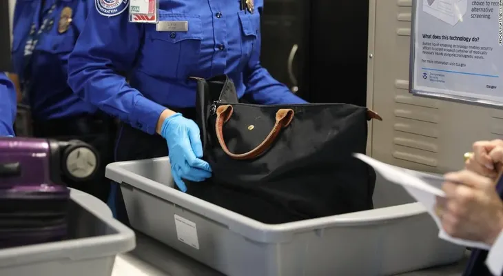 Exclusivo CNN: Estados Unidos podría eliminar la revisión de pasajeros en aeropuertos pequeños