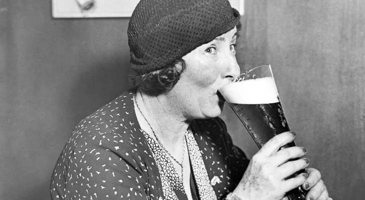 Un insólito secreto para la longevidad: tiene 102 años y bebe una cerveza por día