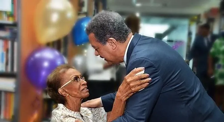 Leonel Fernández felicita a su madre por su cumpleaños