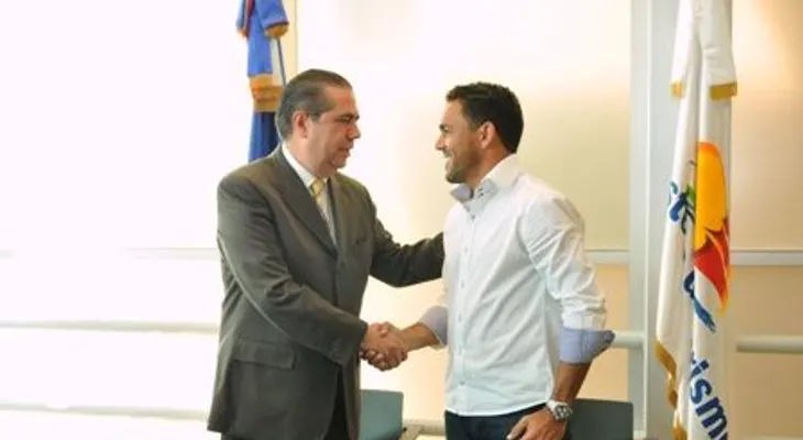 Ministro de Turismo dice sentirse orgulloso de patrocinar a Víctor Estrella