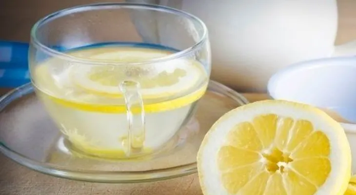 Un jugo asesino del cáncer: 1 limón, un puñado de espinacas, media taza de agua y 3 hojas de col rizada