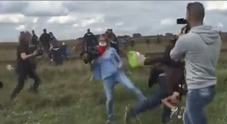 La reportera húngara que da patadas y pone zancadillas a los refugiados (VIDEO)