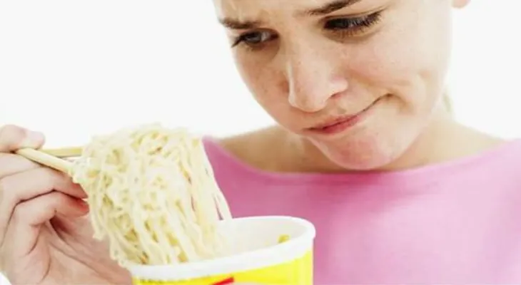 Las sopas instantáneas calman el hambre, pero mira lo que hacen a tu cuerpo sin que lo notes 