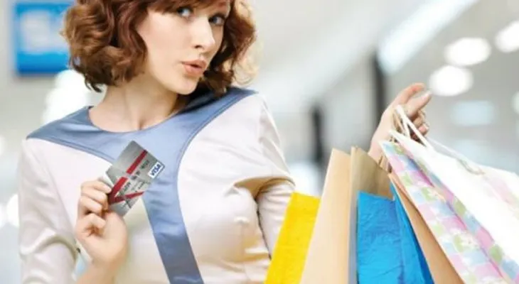 Bancos cobrarán 1% al uso de tarjetas, en compras internacionales