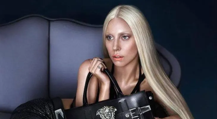 Lady Gaga es la nueva imagen de Versace