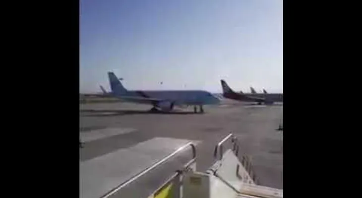 El momento dramático: Un trabajador detiene a un avión con sus propias manos (VIDEO)