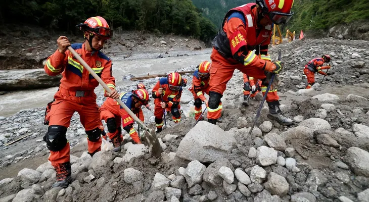 China eleva a 16 los muertos por la riada en el Tíbet y mantiene 546 desaparecidos
