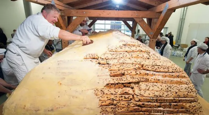 Preparan en Alemania un dulce de Navidad con un millón de uvas y más de mil kilos de harina 