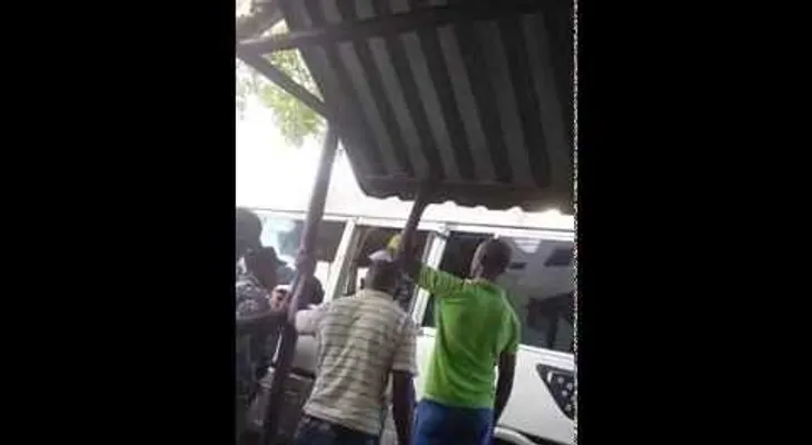 Video muestra a chofer lanzar anciano de su guagua porque no le pagó pasaje