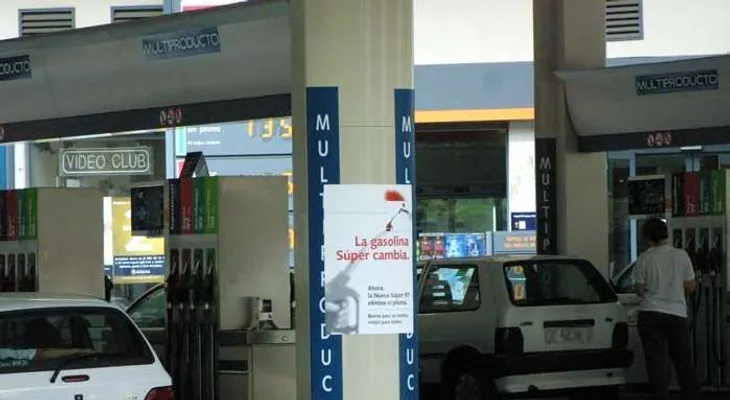 Un hombre se le olvida su mujer en una gasolinera, y es perseguido por la policía
