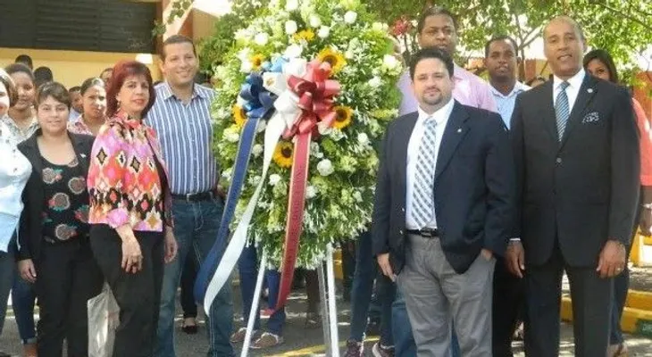 Unicaribe y Escuela de Negocios depositan ofrenda por Día Nacional del Administrador