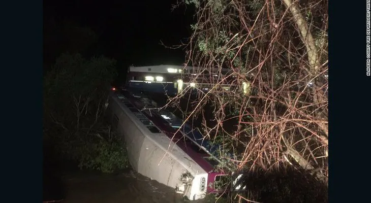 Descarrila vagón de un tren de pasajeros en California y cae a un arroyo