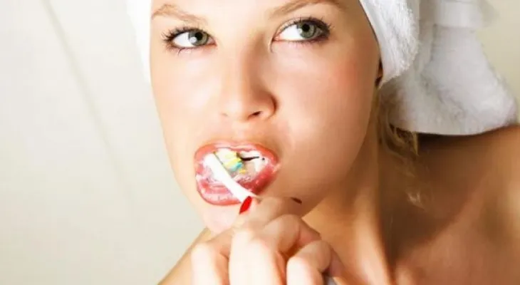 Herpes; virus de la gripe; candida albicans y otras enfermedades si dejas tu cepillo de dientes a la intemperie