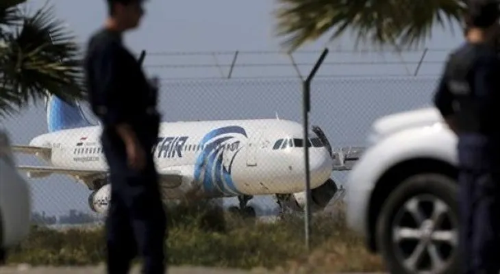 Secuestran avión egipcio, aterriza en Chipre y liberan pasaje