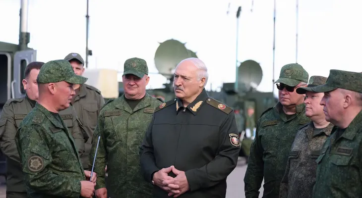 Bielorrusia realiza maniobras militares cerca de la frontera con la UE y libera a 25 presos políticos en un acuerdo con EE.UU.