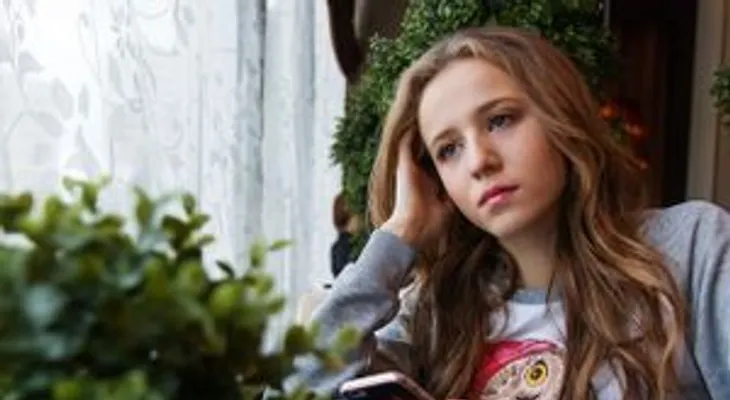 Adolescentes "atrapadas" por uso de redes sociales tienen dos veces más posibilidad de padecer depresión