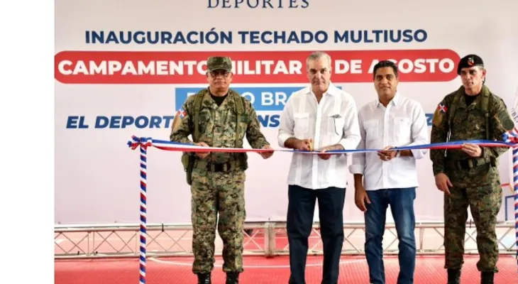 Abinader inaugura techado y almuerza con soldados