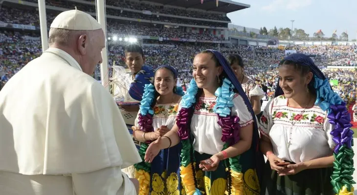 Papa cierra gira mexicana con visita a cárcel en Juárez