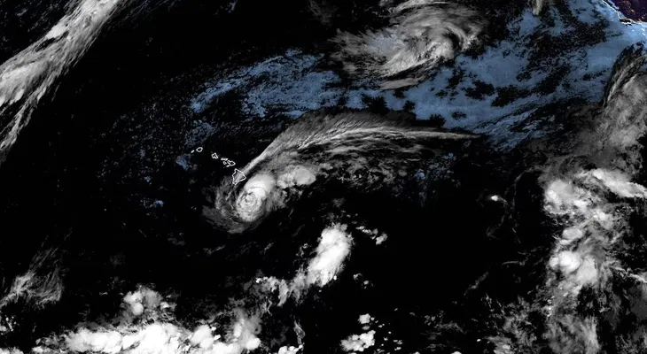 La tormenta Lala se convierte en huracán y amenaza Hawái con vientos de 120 km/h