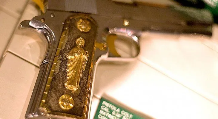 Los lujos de El Chapo: armas de oro, leones y dólares