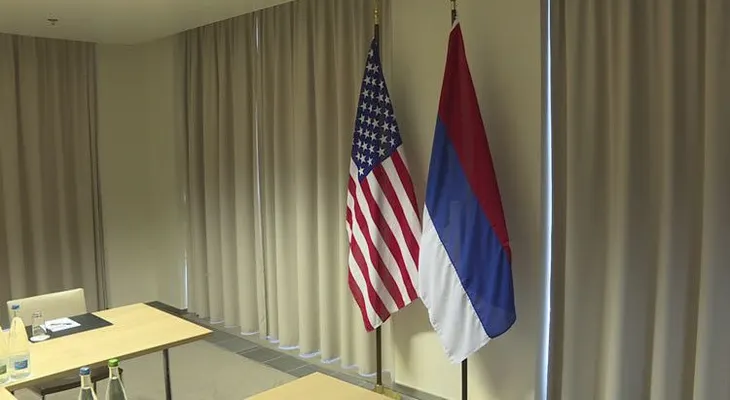 Mal comienzo: EE.UU. pone la bandera rusa al revés (VIDEO)