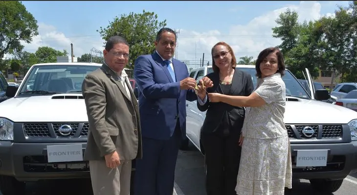 Director IAD entrega camionetas a Oficina de Titulación