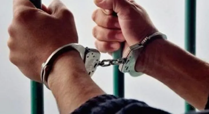 Apresan hombre acusado de extorsionar y prostituir a compañeras de su hija en NY