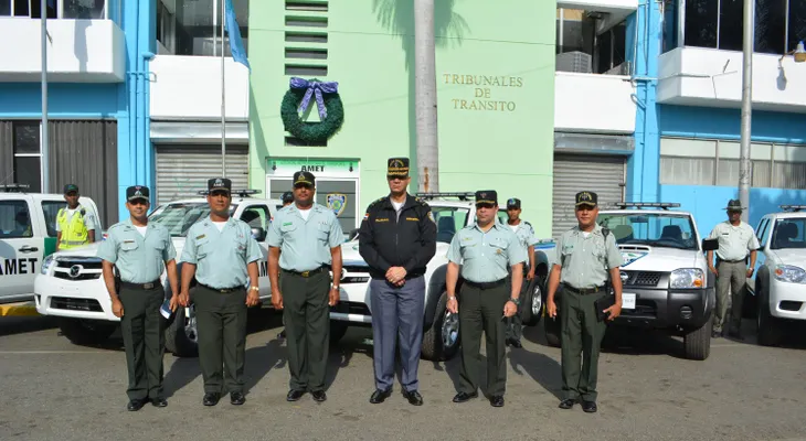 AMET sorprende 18 conductores utilizando vehículos con gomas lisas y 64 sin luces.