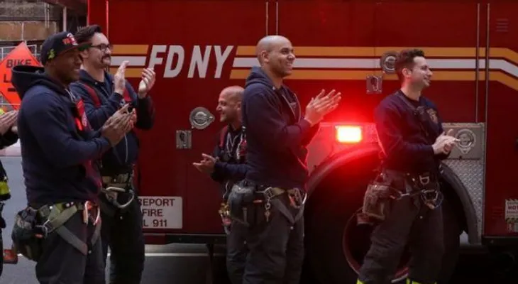 Bombero de EE.UU. intenta retirar de su cuenta la ayuda social por el covid-19 y encuentra más de 8 millones de dólares