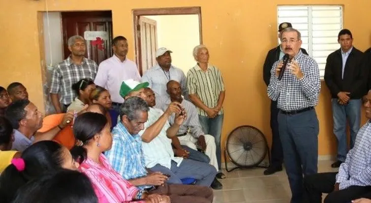 Presidente Medina visita a productores de El Palmar en Neiba