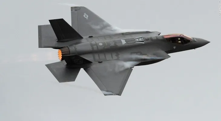 Trump dice que varios F-35 volaron sobre Japón sin ser detectados: "Genial, ¿no?"